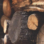 Bûches empilées pour chauffage domestique, gros plan sur les textures naturelles. Solution idéale pour un foyer chaleureux et enveloppant. Combustible efficace et durable pour cheminée ou poêle. Parfait pour une ambiance conviviale et accueillante.