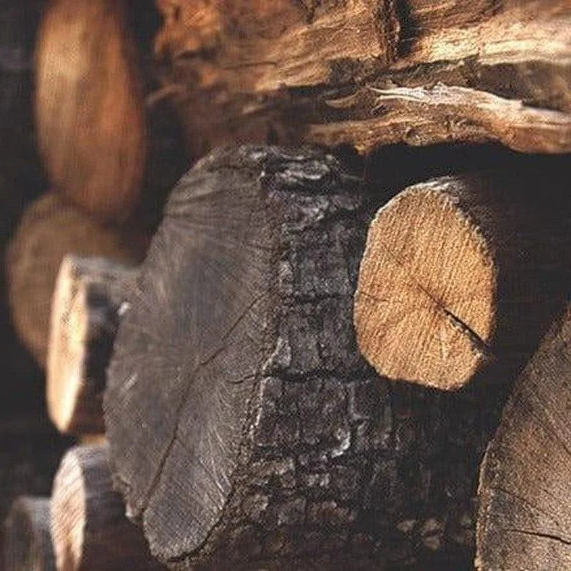 Bûches empilées pour chauffage domestique, gros plan sur les textures naturelles. Solution idéale pour un foyer chaleureux et enveloppant. Combustible efficace et durable pour cheminée ou poêle. Parfait pour une ambiance conviviale et accueillante.