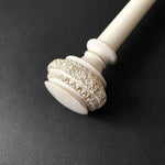 Pommeau de rideau élégant avec motif sculpté détaillé, idéal pour ajouter une touche de sophistication à votre décoration d'intérieur. Accessoire décoratif parfait pour personnaliser vos tringles à rideaux et créer une ambiance raffinée dans votre maison.