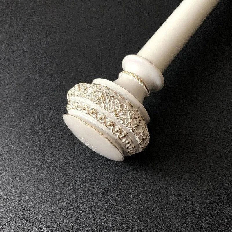 Pommeau de rideau élégant avec motif sculpté détaillé, idéal pour ajouter une touche de sophistication à votre décoration d'intérieur. Accessoire décoratif parfait pour personnaliser vos tringles à rideaux et créer une ambiance raffinée dans votre maison.