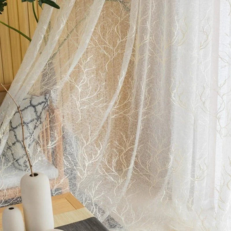 Voilage élégant avec motif de branches décoratives pour un intérieur moderne et naturel. Rideau transparent idéal pour filtrer doucement la lumière tout en apportant une touche esthétique raffinée à votre salon ou chambre à coucher. Parfait pour créer une ambiance chaleureuse et accueillante.