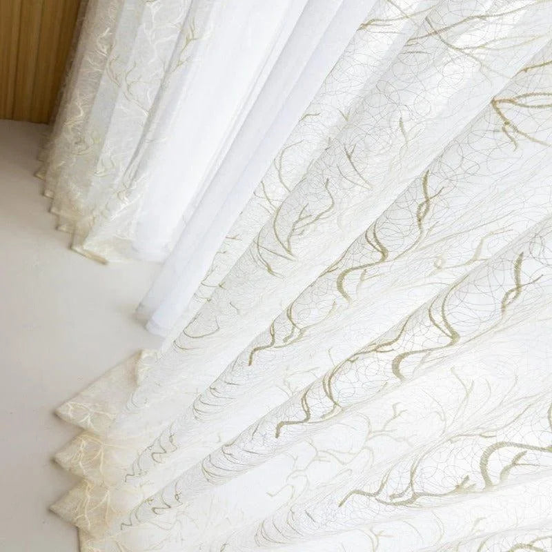 Rideaux élégants blancs avec motifs dorés discrets, parfaits pour ajouter une touche sophistiquée à votre salon ou chambre à coucher, tout en laissant passer une lumière naturelle apaisante. Accessoire idéal pour rehausser la décoration intérieure de votre maison.