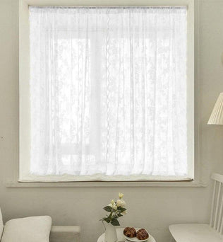 Voilage blanc élégant pour fenêtre, parfait pour ajouter une touche de sophistication à votre intérieur. Rideau lumineux idéal pour le salon ou la chambre, créant une ambiance douce et raffinée. Accessoire déco incontournable pour une maison moderne et accueillante.