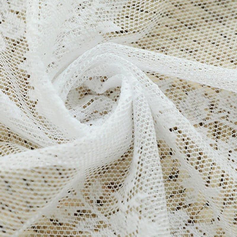 Dentelle blanche délicate avec motifs floraux, idéale pour la confection de vêtements élégants et de projets créatifs. Obtenez une finition sophistiquée et un style raffiné grâce à cette dentelle très prisée pour les créations haute couture. Idéale pour robes de soirée, voiles de mariage et accessoires.