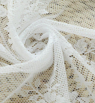 Dentelle blanche délicate avec motifs floraux, idéale pour la confection de vêtements élégants et de projets créatifs. Obtenez une finition sophistiquée et un style raffiné grâce à cette dentelle très prisée pour les créations haute couture. Idéale pour robes de soirée, voiles de mariage et accessoires.