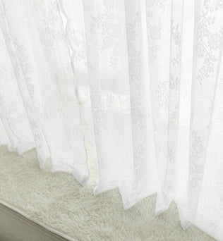 Rideau blanc transparent avec motif floral, parfait pour ajouter une touche élégante et lumineuse à votre intérieur. Transformez votre salon ou chambre avec ce voilage chic et moderne, idéal pour filtrer la lumière naturelle tout en préservant la confidentialité. Accessoire décoratif indispensable pour un espace accueillant et chaleureux.