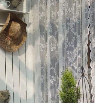 Voilage élégant à motifs floraux, idéal pour une décoration intérieure raffinée. Diffuse la lumière naturelle tout en préservant l'intimité. Design romantique parfait pour les fenêtres du salon ou de la chambre. Accessoire décoratif qui ajoute une touche de charme à votre espace de vie.