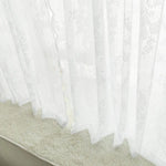 Rideau blanc transparent avec motif floral, parfait pour ajouter une touche élégante et lumineuse à votre intérieur. Transformez votre salon ou chambre avec ce voilage chic et moderne, idéal pour filtrer la lumière naturelle tout en préservant la confidentialité. Accessoire décoratif indispensable pour un espace accueillant et chaleureux.