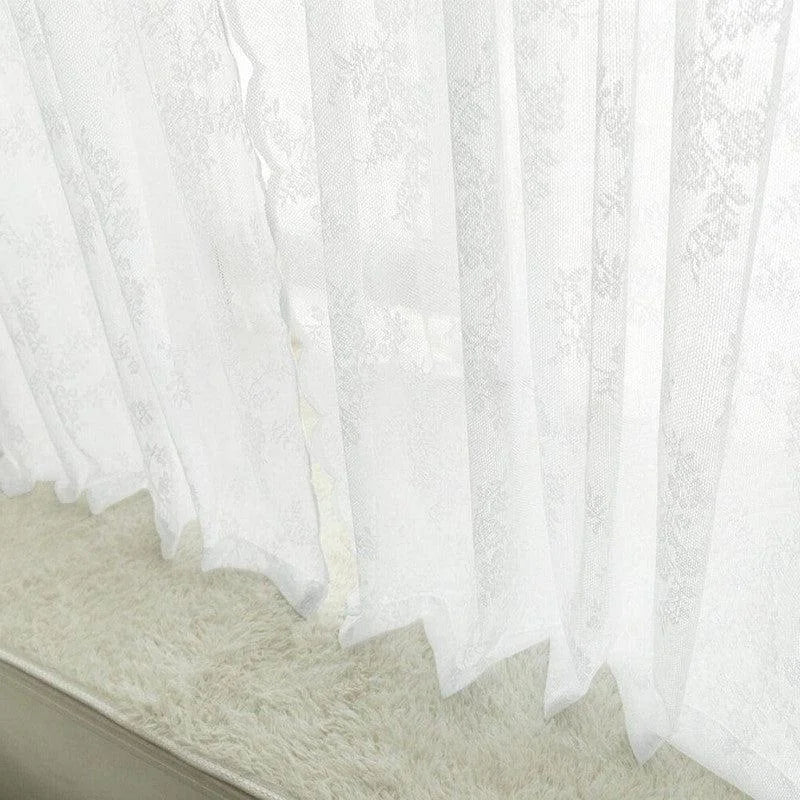 Rideau blanc transparent avec motif floral, parfait pour ajouter une touche élégante et lumineuse à votre intérieur. Transformez votre salon ou chambre avec ce voilage chic et moderne, idéal pour filtrer la lumière naturelle tout en préservant la confidentialité. Accessoire décoratif indispensable pour un espace accueillant et chaleureux.