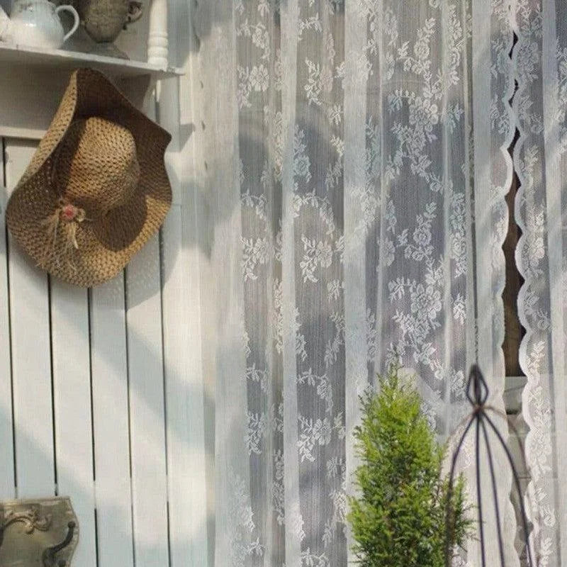 Voilage élégant à motifs floraux, idéal pour une décoration intérieure raffinée. Diffuse la lumière naturelle tout en préservant l'intimité. Design romantique parfait pour les fenêtres du salon ou de la chambre. Accessoire décoratif qui ajoute une touche de charme à votre espace de vie.