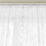 Rideau décoratif blanc avec motifs floraux délicats, idéal pour ajouter une touche élégante et lumineuse à votre intérieur. Ce modèle s'adapte facilement à tout type de fenêtre, offrant une ambiance chaleureuse et raffinée. Parfait pour le salon, la chambre ou la salle à manger, il transforme votre espace en un havre de paix.