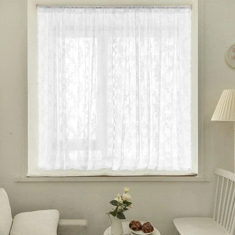 Voilage blanc élégant pour fenêtre, parfait pour ajouter une touche de sophistication à votre intérieur. Rideau lumineux idéal pour le salon ou la chambre, créant une ambiance douce et raffinée. Accessoire déco incontournable pour une maison moderne et accueillante.