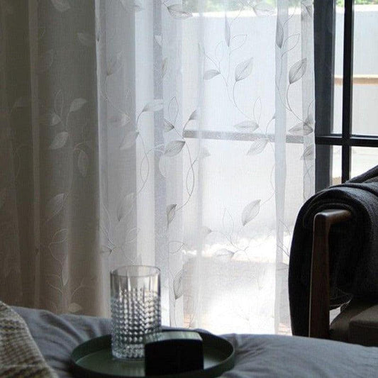 Voilage décoratif avec motifs floraux, idéal pour apporter une touche élégante et lumineuse à votre intérieur. Cette décoration de fenêtre assure une ambiance apaisante et intime à votre salon ou chambre à coucher. Perfect pour filtrer doucement la lumière tout en préservant votre intimité.