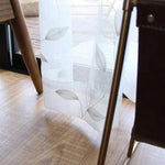 Voilage blanc avec motif floral, idéal pour apporter une touche d'élégance naturelle à votre intérieur. Parfait pour tamiser la lumière tout en préservant une ambiance lumineuse et chaleureuse. Accessoire de décoration raffiné pour salons modernes et contemporains.