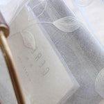 Voilage transparent décoratif avec motif feuille, idéal pour habiller les fenêtres tout en laissant passer la lumière. Créez une atmosphère douce et élégante dans votre intérieur grâce à ce rideau délicat. Accessoire parfait pour ajouter une touche naturelle et raffinée à votre décoration.