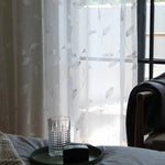 Voilage décoratif avec motifs floraux, idéal pour apporter une touche élégante et lumineuse à votre intérieur. Cette décoration de fenêtre assure une ambiance apaisante et intime à votre salon ou chambre à coucher. Perfect pour filtrer doucement la lumière tout en préservant votre intimité.