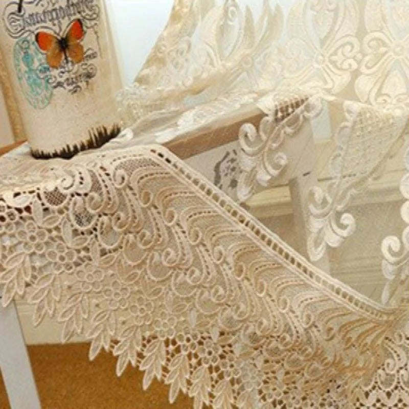 Chemin de table élégant aux motifs floraux, idéal pour embellir vos réceptions. Ajoutez une touche de sophistication à votre décoration intérieure avec ce design raffiné. Convient parfaitement aux occasions spéciales ou pour un usage quotidien dans votre salle à manger.