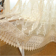 voilage blanc cassé dentelle motifs floraux translucide romantique vintage plis flamands