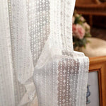 Voilage blanc élégant avec motif géométrique, idéal pour apporter une touche de raffinement à votre intérieur. Parfait pour laisser entrer la lumière tout en préservant l'intimité de votre espace. Ce rideau habille vos fenêtres avec style et élégance, créant une ambiance douce et accueillante.