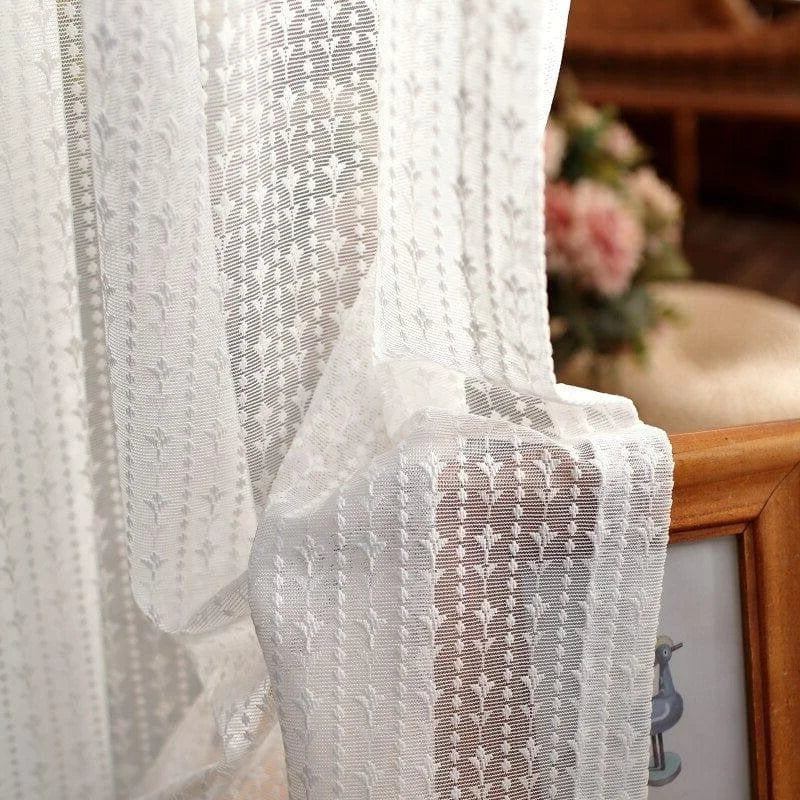 Voilage blanc élégant avec motif géométrique, idéal pour apporter une touche de raffinement à votre intérieur. Parfait pour laisser entrer la lumière tout en préservant l'intimité de votre espace. Ce rideau habille vos fenêtres avec style et élégance, créant une ambiance douce et accueillante.