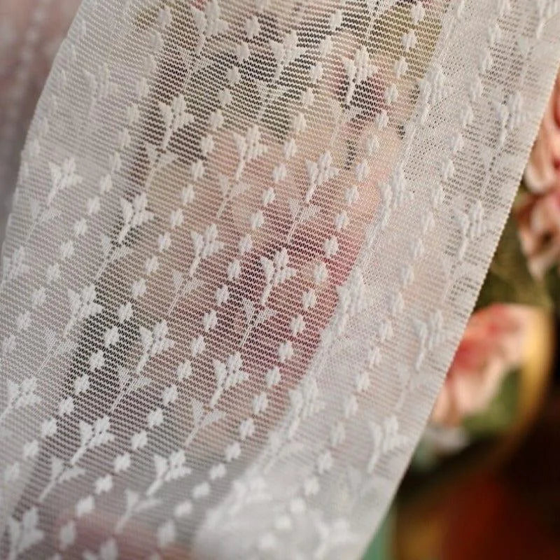 Voilage blanc translucide avec motifs élégants, idéal pour un décor raffiné et lumineux. Ce rideau ajoute une touche délicate à toute pièce, offrant une subtile intimité tout en laissant passer la lumière naturelle. Parfait pour les salons modernes ou les chambres romantiques.