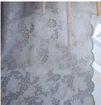 Voilage à motifs floraux avec finition festonnée, capturant la lumière naturelle tout en préservant l’intimité d’une pièce.