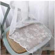 voilage blanc motifs floraux relief texture ajourée transparent vintage champêtre fixations oeillettes