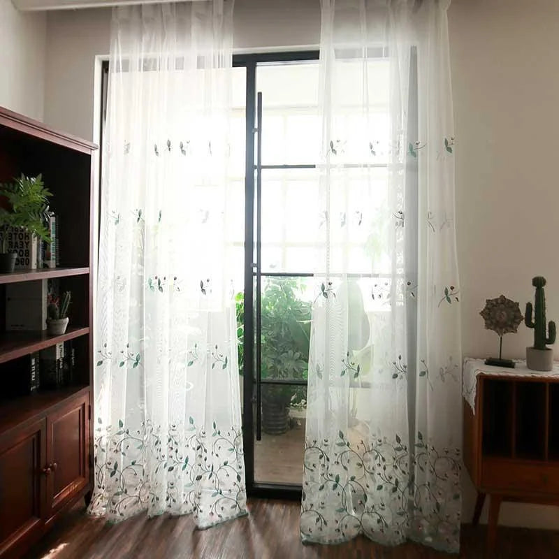 Voilage blanc avec motifs floraux élégants, idéal pour apporter luminosité et douceur à votre intérieur. Ce rideau translucide convient parfaitement pour une ambiance naturelle et apaisante dans le salon ou la chambre. Ajoutez une touche de raffinement à vos fenêtres tout en préservant votre intimité. Parfait pour un décor moderne et épuré.