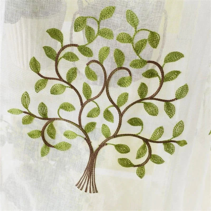 Voilage décoratif avec motif d'arbre brodé pour une ambiance naturelle et élégante. Idéal pour embellir les fenêtres de votre salon ou chambre avec une touche organique. Design raffiné avec branches et feuillage en relief pour un style unique et apaisant.