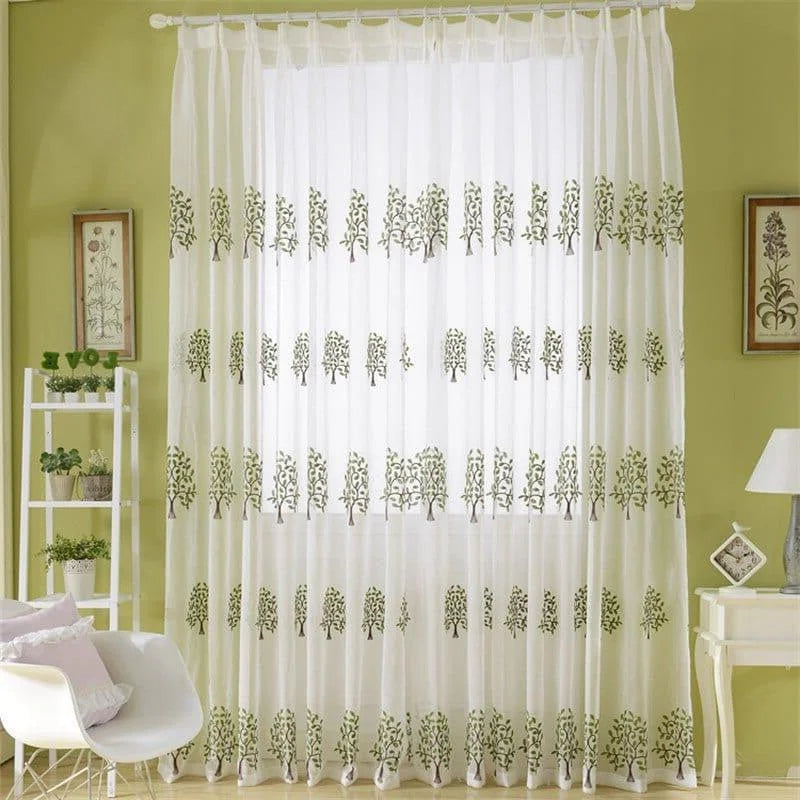 Rideau décoratif avec motifs d'arbres, idéal pour un salon ou une chambre moderne. Ce rideau lumineux apporte une touche naturelle et élégante à l'intérieur. Convient parfaitement aux espaces nécessitant une ambiance douce et apaisante. Accessoire de décoration incontournable pour ceux cherchant à harmoniser leur intérieur avec des éléments inspirés de la nature.