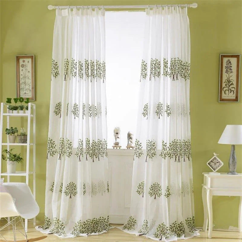 Rideaux élégants avec un motif de petits arbres verts, parfaits pour ajouter une touche naturelle et apaisante à votre salon. Idéal pour filtrer la lumière en douceur tout en créant une atmosphère chaleureuse. Accessoire de maison chic et moderne.