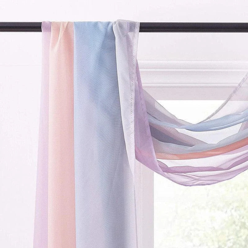 Voilage dégradé de couleur pastel suspendu à une tringle noire, offrant une élégance douce et lumineuse à votre intérieur. nuances de rose, bleu et violet, idéal pour une décoration de fenêtre contemporaine et apaisante, permettant une diffusion subtile de la lumière naturelle.