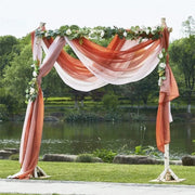 rideau voile arché fleurs artificielles couleurs pastel décoration mariage douce lumière fixations poteaux bois