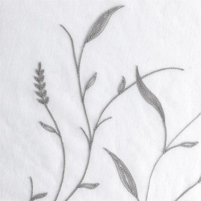 Broderie florale grise sur fond blanc, design élégant et raffiné idéal pour ajouter une touche naturelle à votre décoration intérieure. Motifs de feuilles et d'épis finement réalisés pour un effet délicat et moderne. Parfait pour une chambre à coucher ou un salon chic.