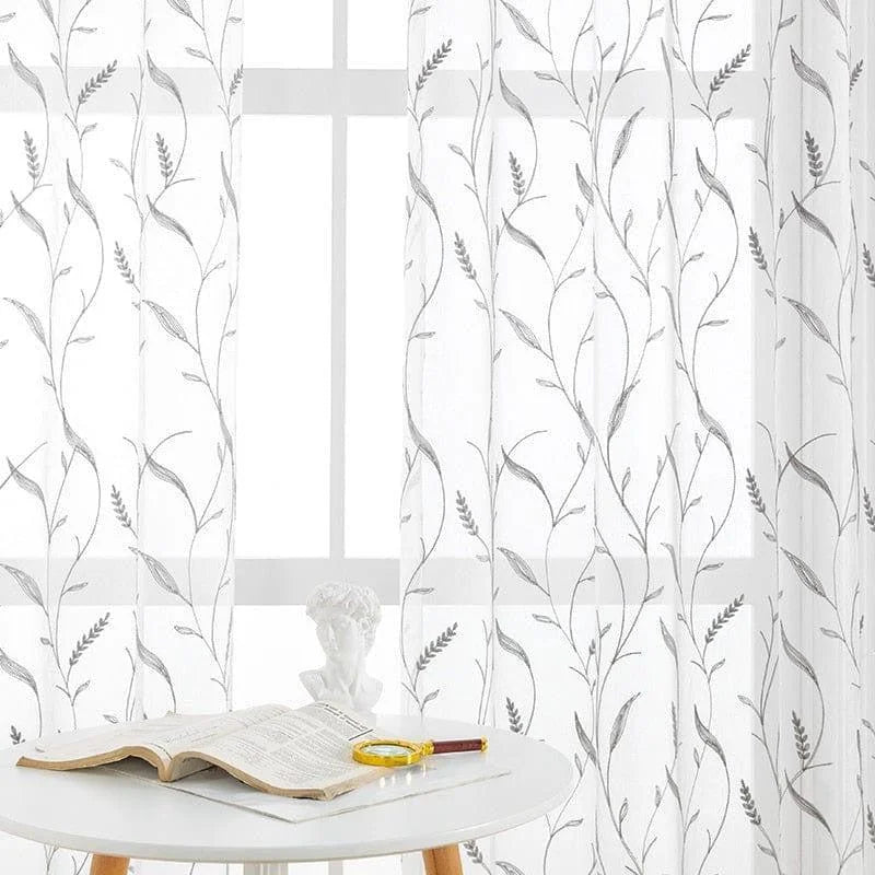 Rideaux légers au motif végétal élégant, idéal pour embellir votre intérieur avec une touche de nature. Ces voilages contemporains permettent à la lumière de filtrer doucement, créant une ambiance apaisante dans le salon ou la chambre. Parfait pour ceux qui recherchent une décoration moderne et épurée tout en préservant l'intimité. Ajoutez une note de fraîcheur à vos fenêtres avec ce design délicat et raffiné.