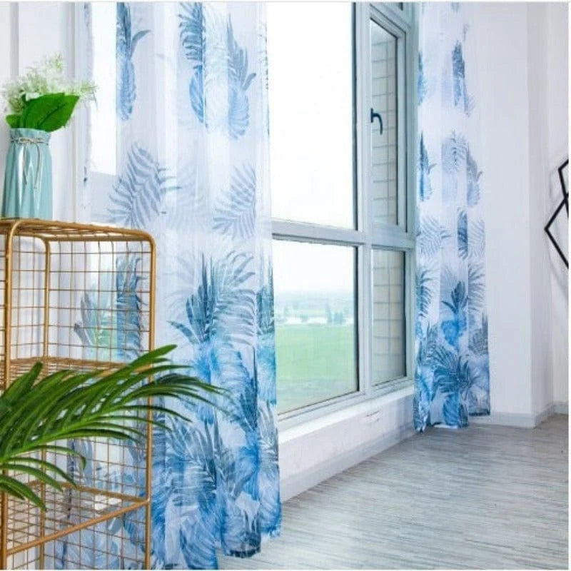Rideaux décoratifs avec motif tropical bleu, idéals pour éclairer un salon moderne. Leur design vibrant et leur motif de feuilles exotiques apportent une touche de fraîcheur et d'élégance à votre intérieur. Conviennent parfaitement pour optimiser la lumière naturelle tout en ajoutant une note de style à votre espace de vie.