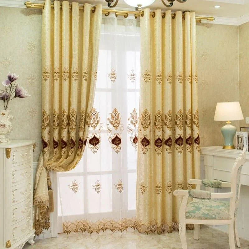 Rideaux élégants dorés avec motifs brodés, installés dans un salon raffiné. Complètent parfaitement un intérieur classique avec leur design luxueux et ajoutent une touche de sophistication à la décoration. Idéal pour une atmosphère chaleureuse et accueillante.