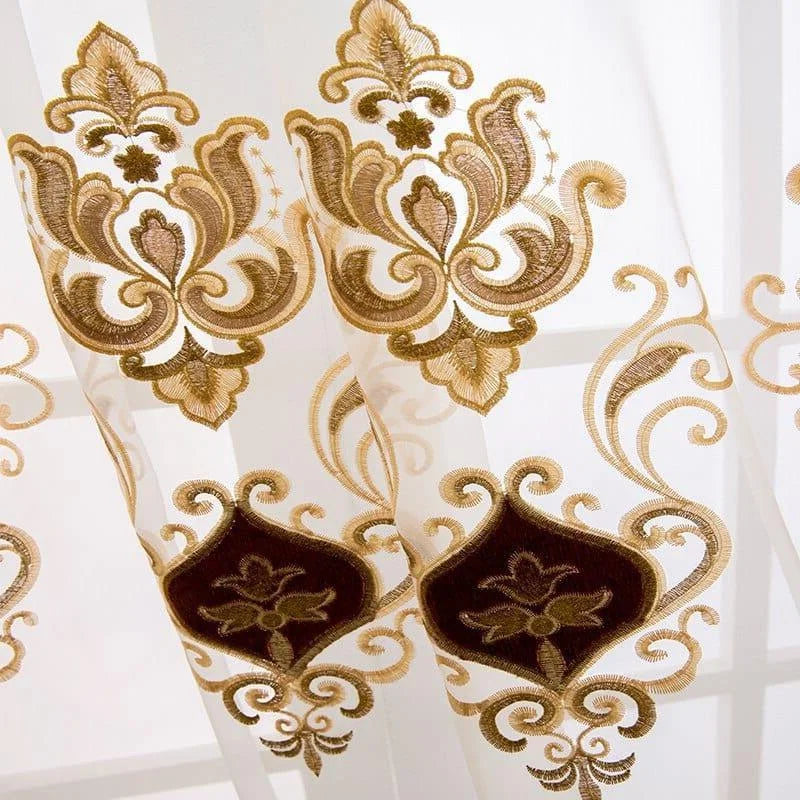 Rideau décoratif brodé, motif floral élégant, idéal pour embellir votre intérieur avec une touche de luxe et de raffinement. Parfait pour ajouter de la sophistication à votre espace de vie.