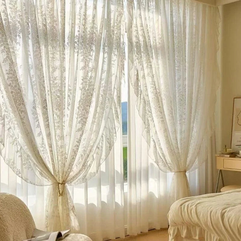 Rideaux élégants et transparents pour salon, offrant une ambiance lumineuse et sophistiquée. Idéaux pour apporter une touche de charme dans une chambre ou un salon, ces rideaux au design épuré permettent de diffuser la lumière naturelle tout en préservant l'intimité. Parfaits pour la décoration intérieure moderne.