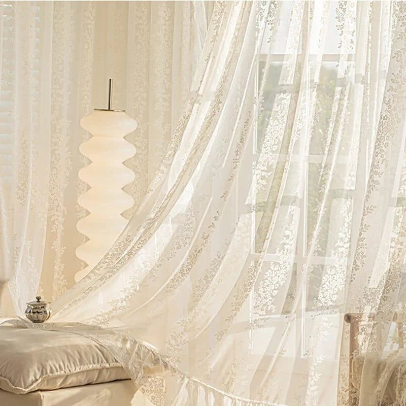 Rideaux décoratifs translucides élégants pour un intérieur lumineux et accueillant, parfaits pour filtrer délicatement la lumière naturelle et ajouter une touche de sophistication à votre salon ou chambre. Design floral raffiné intégré, idéal pour créer une atmosphère apaisante et romantique.