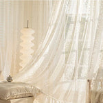 Rideaux décoratifs translucides élégants pour un intérieur lumineux et accueillant, parfaits pour filtrer délicatement la lumière naturelle et ajouter une touche de sophistication à votre salon ou chambre. Design floral raffiné intégré, idéal pour créer une atmosphère apaisante et romantique.