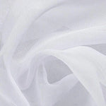 Texture délicate et élégante d'un tissu blanc, idéal pour la décoration intérieure, la confection de vêtements légers ou la création de voilages raffinés. Le matériau confère légèreté et fluidité, parfait pour apporter une touche de sophistication et de modernité à différents projets textiles.