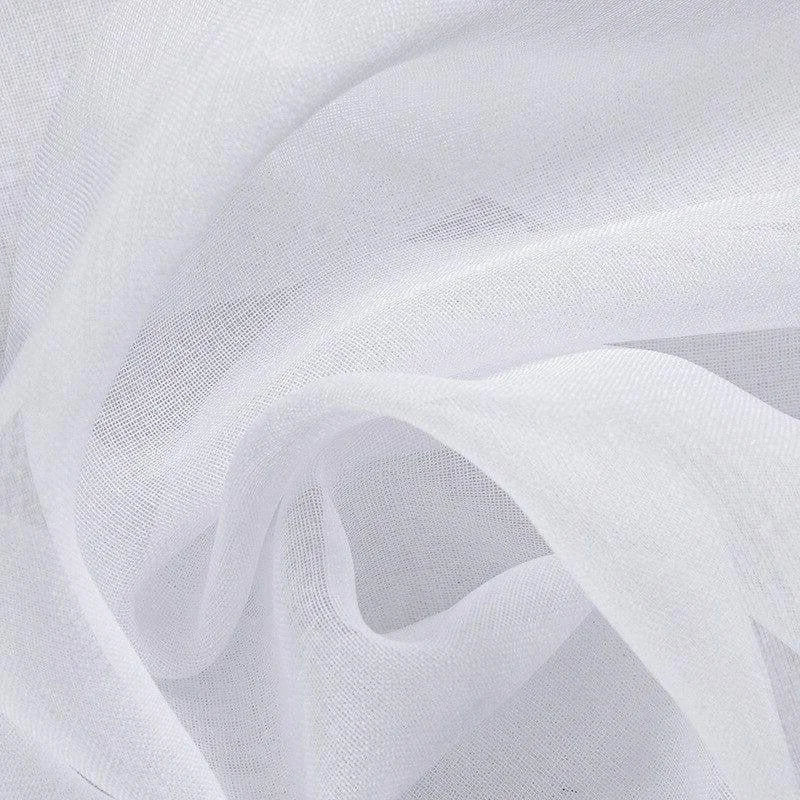 Texture délicate et élégante d'un tissu blanc, idéal pour la décoration intérieure, la confection de vêtements légers ou la création de voilages raffinés. Le matériau confère légèreté et fluidité, parfait pour apporter une touche de sophistication et de modernité à différents projets textiles.
