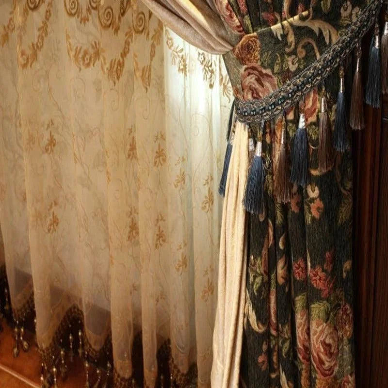 Rideaux élégants à motifs floraux avec embrasses à pompons, ajoutent une touche sophistiquée et chaleureuse à votre intérieur. Idéal pour un salon ou une chambre, ces rideaux luxueux créent une ambiance accueillante et raffinée. Parfait pour compléter une décoration intérieure classique ou moderne.