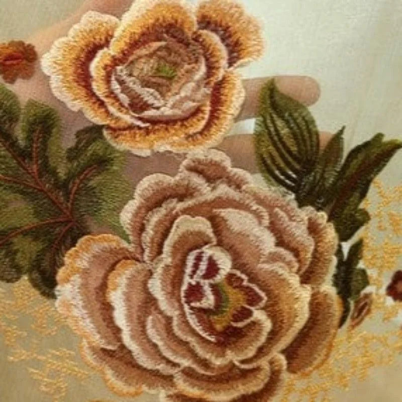 Décoration florale brodée élégante, mettant en avant des motifs de fleurs détaillés et colorés, idéale pour ajouter une touche artistique et sophistiquée à vos projets créatifs et vestimentaires. Convient parfaitement à une utilisation pour des vêtements, accessoires ou décoration intérieure.