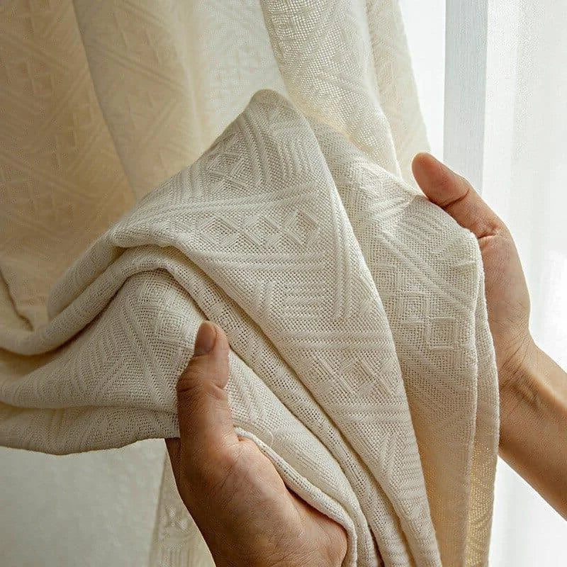 Rideau blanc avec motifs géométriques, élégant et contemporain, idéal pour ajouter une touche moderne à votre intérieur. Parfait pour filtrer la lumière tout en décorant votre espace de vie avec style. Ajustement facile et entretien pratique pour un usage quotidien.