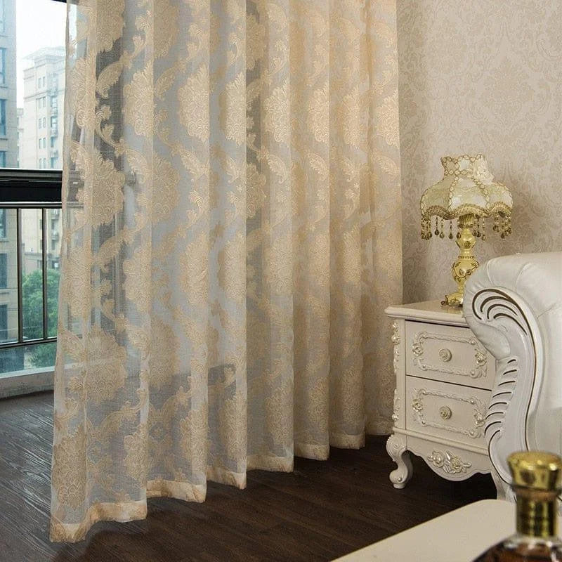 Rideaux élégants avec motifs floraux, idéal pour décorer un salon chic. Ajoutent une touche de sophistication à votre intérieur tout en permettant une luminosité douce. Parfaits pour les grandes fenêtres, ces rideaux apportent une ambiance raffinée et classique à tout espace de vie. Complétez votre décoration d'intérieur avec ces rideaux au design intemporel.