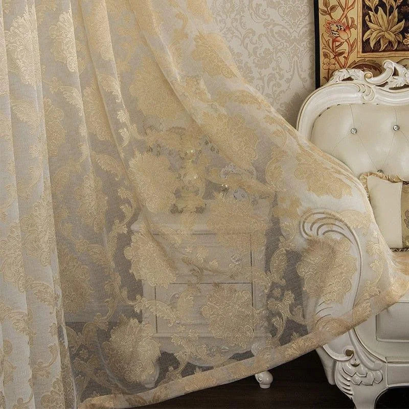 Rideau élégant beige doré avec motifs floraux, parfait pour ajouter une touche chic et raffinée à votre salon. Design sophistiqué et délicat idéal pour embellir votre intérieur tout en laissant passer la lumière. Convient aux espaces modernes et classiques, apportant une ambiance chaleureuse et accueillante.