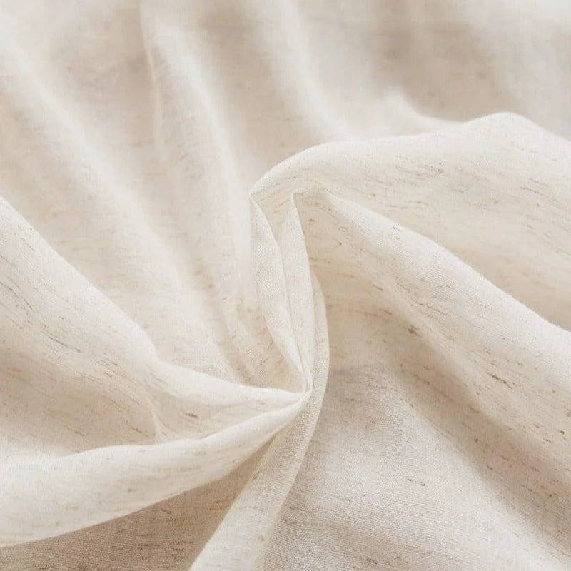 Texture légère et douce d'une étoffe blanche, idéale pour la confection de vêtements estivaux ou décoration intérieure, offrant élégance et confort pour un style classique et raffiné.