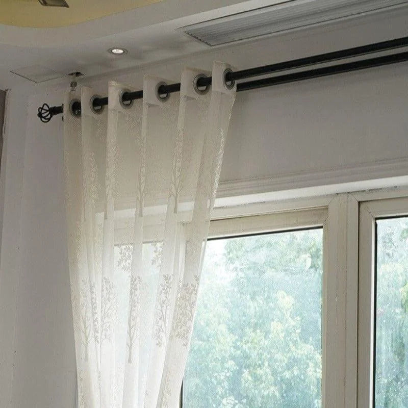Rideaux transparents élégants pour salon, motif floral délicat, installation facile sur tringle à œillets, ajout de lumière naturelle et d'intimité, décoration intérieure moderne pour fenêtre.